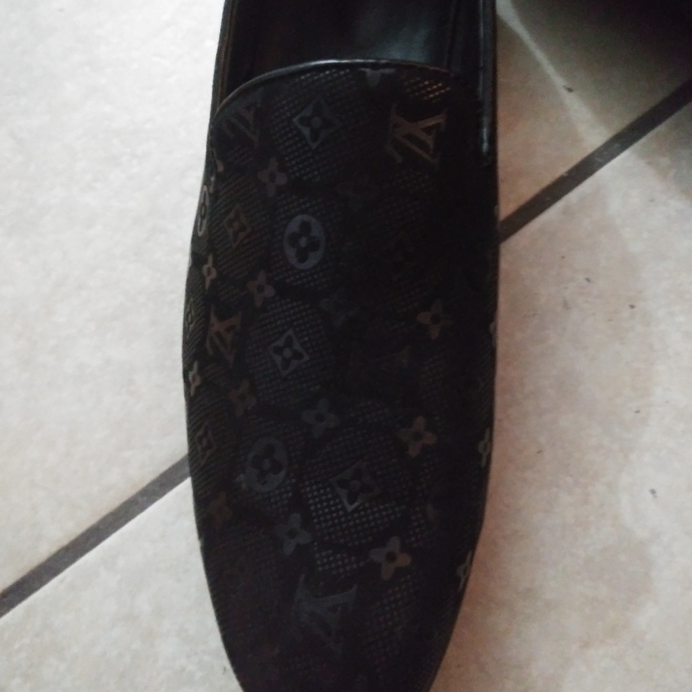 Louis Vuitton - Picture 2 of 2